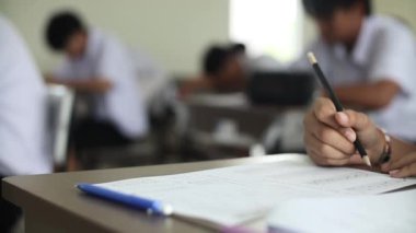 Okuma ve yazma öğrencilerinin el kapama sınavlarını sınıfta stresle cevaplama alıştırmaları