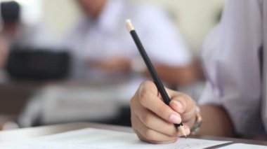 Okuma ve yazma öğrencilerinin el kapama sınavlarını sınıfta stresle cevaplama alıştırmaları