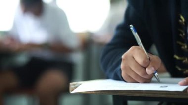 Okuma ve yazma öğrencilerinin el kapama sınavlarını sınıfta stresle cevaplama alıştırmaları