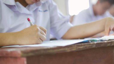 Öğrenciler sınavları sınıfta stresli bir şekilde yapıyorlardı. Lise öğrencilerinin değerlendirme sınavı.