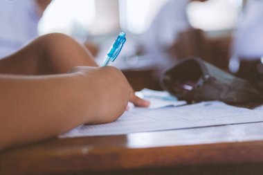 Okuma ve yazma öğrencilerinin el kapama sınavlarını sınıfta stresle cevaplama alıştırmaları