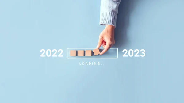 2022年至2023年的装载量 手工将木材立方体放入进度条中 新的2023年开始 有目标计划 目标概念 — 图库照片