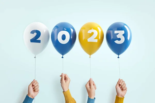 Новий Рік Номер 2023 Повітряних Кульок Руках Синьому Фоні — стокове фото