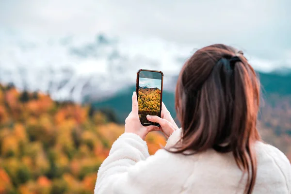 Glad Turist Kvinna Foto Med Smart Telefon Toppen Berget Våren — Stockfoto