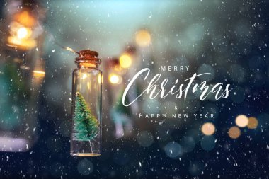 Mutlu Noeller ve mutlu yeni yıl konsepti, yakın çekim, cam kavanoz süslemesindeki zarif Noel ağacı. 3d illüstrasyon.