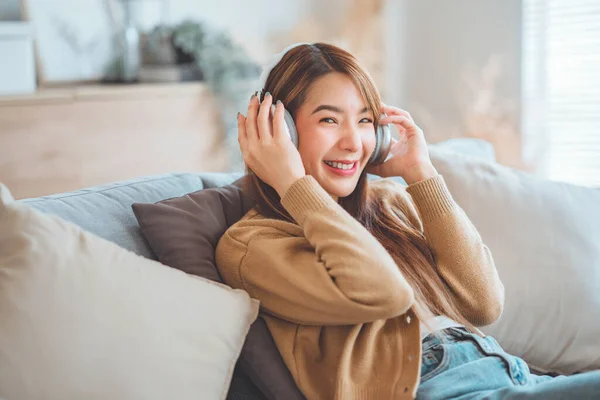 Feliz Mujer Asiática Despreocupada Con Auriculares Divertirse Moviéndose Escuchando Música — Foto de Stock