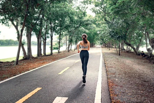 Υγιής Γυναίκα Δρομέας Τρέχει Στο Πάρκο Πρωί Υγιεινός Τρόπος Ζωής — Φωτογραφία Αρχείου