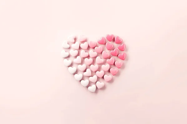 Corazón Compuesto Corazones Pequeños Sobre Fondo Rosa Símbolos Amor Por —  Fotos de Stock