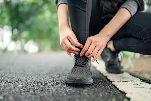 Yaklaş Koşu Ayakkabısı Satıcısı Kadın Forest Park Yaz Koşusu Için — Stok fotoğraf