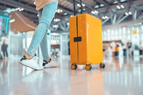 Junge Passagierin Mit Gelbem Koffer Modernen Flughafen Terminal Rückansicht Einer lizenzfreie Stockbilder