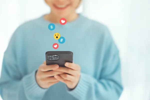 Akıllı Telefonda Yazan Kadınların Elleri Rahatlayın Canlı Video Izleyin Düğmeye - Stok İmaj
