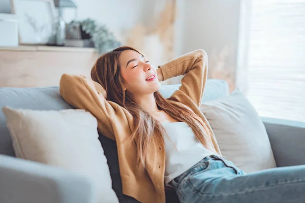Entspannte Junge Asiatin Genießt Ruhe Auf Bequemem Sofa Hause Ruhiges Stockbild