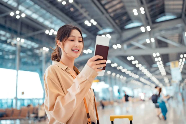 Glad Asiatisk Turist Kvinna Letar Pass Airport Terminal Kvinna Semester Royaltyfria Stockfoton