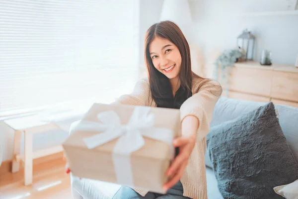 Glückliches Lächeln Asiatische Frau Hält Eine Geschenkbox Einer Geste Des lizenzfreie Stockbilder
