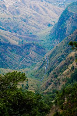 Uttarakhand, Lansdowne dağlarındaki güzel kıvrımlı yol. Dağların arasından geçen muhteşem kıvrımlı yolun havadan görüntüsü..