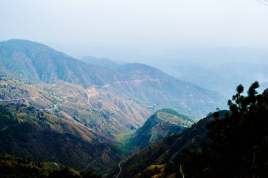 Uttarakhand, Lansdowne dağlarındaki güzel kıvrımlı yol. Dağların arasından geçen muhteşem kıvrımlı yolun havadan görüntüsü..