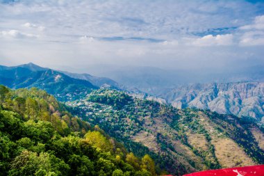 Uttarakhand 'ın Garhwal ilçesindeki güzel Yeşil Dağlar ve Lansdowne vadileri. Lansdown Güzel Tepeler. Uttrakhand tepelerindeki doğanın güzelliği.