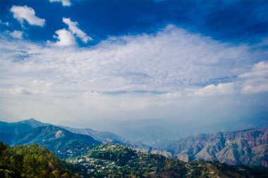 Uttarakhand 'ın Garhwal ilçesindeki güzel Yeşil Dağlar ve Lansdowne vadileri. Lansdown Güzel Tepeler. Uttrakhand tepelerindeki doğanın güzelliği.