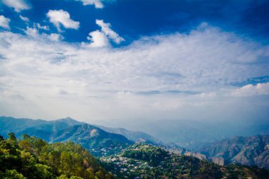 Uttarakhand 'ın Garhwal ilçesindeki güzel Yeşil Dağlar ve Lansdowne vadileri. Lansdown Güzel Tepeler. Uttrakhand tepelerindeki doğanın güzelliği.