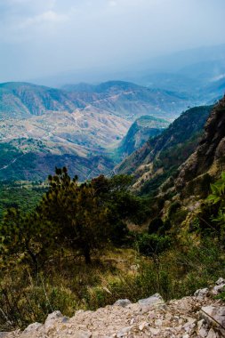 Uttarakhand 'ın Garhwal ilçesindeki güzel Yeşil Dağlar ve Lansdowne vadileri. Lansdown Güzel Tepeler. Uttrakhand tepelerindeki doğanın güzelliği.