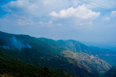 Uttarakhand 'ın Garhwal ilçesindeki güzel Yeşil Dağlar ve Lansdowne vadileri. Lansdown Güzel Tepeler. Uttrakhand tepelerindeki doğanın güzelliği.