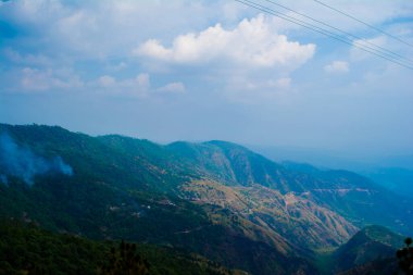 Uttarakhand 'ın Garhwal ilçesindeki güzel Yeşil Dağlar ve Lansdowne vadileri. Lansdown Güzel Tepeler. Uttrakhand tepelerindeki doğanın güzelliği.