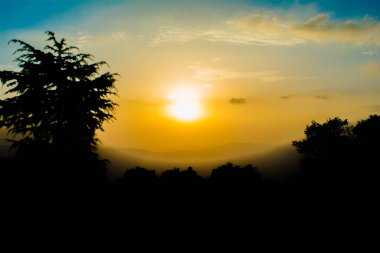 Lansdowne dağlarından gün batımı manzarası. Lansdowne 'daki Mountain Sunset Manzarası. Orman yolunda inanılmaz altın gün batımı, Lansdowne Uttarakhand.