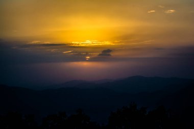 Lansdowne dağlarından gün batımı manzarası. Lansdowne 'daki Mountain Sunset Manzarası. Orman yolunda inanılmaz altın gün batımı, Lansdowne Uttarakhand.