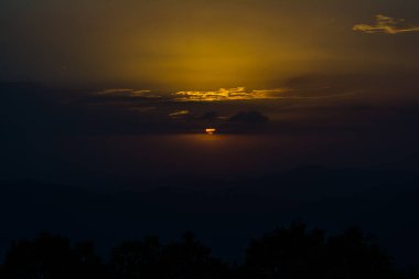 Lansdowne dağlarından gün batımı manzarası. Lansdowne 'daki Mountain Sunset Manzarası. Orman yolunda inanılmaz altın gün batımı, Lansdowne Uttarakhand.