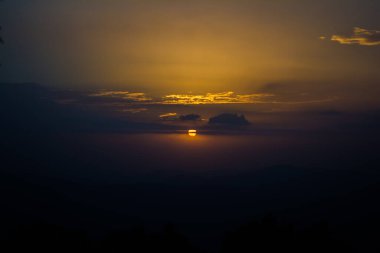 Lansdowne dağlarından gün batımı manzarası. Lansdowne 'daki Mountain Sunset Manzarası. Orman yolunda inanılmaz altın gün batımı, Lansdowne Uttarakhand.