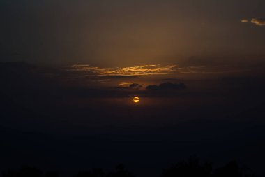 Lansdowne dağlarından gün batımı manzarası. Lansdowne 'daki Mountain Sunset Manzarası. Orman yolunda inanılmaz altın gün batımı, Lansdowne Uttarakhand.