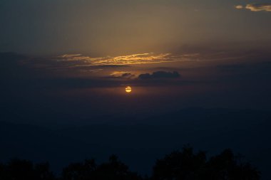Lansdowne dağlarından gün batımı manzarası. Lansdowne 'daki Mountain Sunset Manzarası. Orman yolunda inanılmaz altın gün batımı, Lansdowne Uttarakhand.