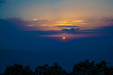 Lansdowne dağlarından gün batımı manzarası. Lansdowne 'daki Mountain Sunset Manzarası. Orman yolunda inanılmaz altın gün batımı, Lansdowne Uttarakhand.