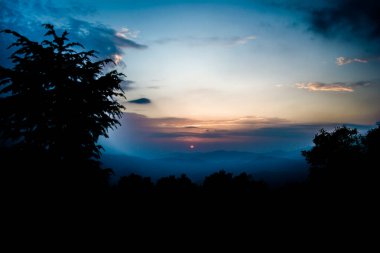 Lansdowne dağlarından gün batımı manzarası. Lansdowne 'daki Mountain Sunset Manzarası. Orman yolunda inanılmaz altın gün batımı, Lansdowne Uttarakhand.