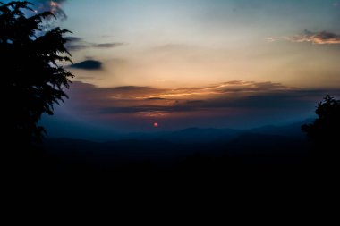Lansdowne dağlarından gün batımı manzarası. Lansdowne 'daki Mountain Sunset Manzarası. Orman yolunda inanılmaz altın gün batımı, Lansdowne Uttarakhand.