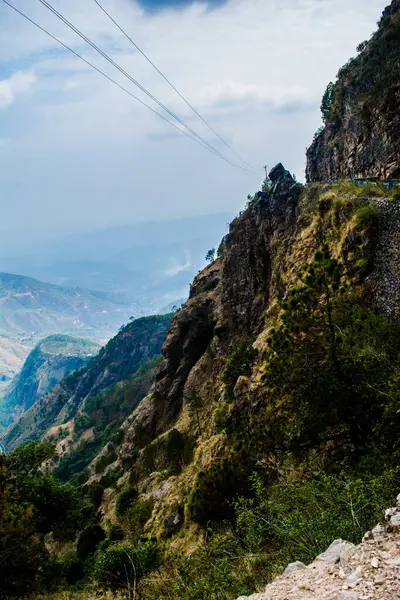 Uttarakhand 'ın Garhwal ilçesindeki güzel Yeşil Dağlar ve Lansdowne vadileri. Lansdown Güzel Tepeler. Uttrakhand tepelerindeki doğanın güzelliği.