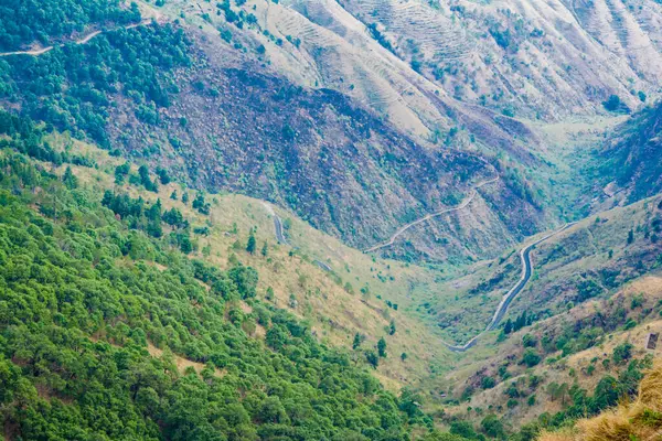 Uttarakhand 'ın Garhwal ilçesindeki güzel Yeşil Dağlar ve Lansdowne vadileri. Lansdown Güzel Tepeler. Uttrakhand tepelerindeki doğanın güzelliği.
