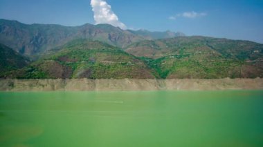 Uttarakhand 'ın Garhwal ilçesindeki Güzel Yeşil Dağlar ve Lansdowne vadilerinin 4K Timelapse videosu. Lansdown Güzel Tepeler. Uttrakhand tepelerindeki doğanın güzelliği.