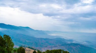 Tahri Gölü 'nün Uttarakhand, Hindistan' daki dağlarla çevrili 4K Timelapse gölü yapay bir baraj rezervuarıdır. Gün batımında mavi gökyüzünde dönen bulutlar.