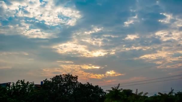 Timelapse Clouds Running Través Del Cielo Azul Atardecer Nubes Arremolinan — Vídeo de stock