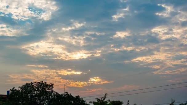 4K雲のタイムラプスが夕日の青空を横切ります 雲は日没時に青空に渦巻く 4KタイムラプスInガジアーバード Uttar Pradesh — ストック動画