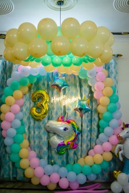 Parti dekorasyonu. Renkli balonlar doğum günü süslemeleri. Doğum günü süslemeleri. Bir sürü balon. Çocukların doğum günü. Doğum günü Balonlarla süslenmiş Bölüm Bölgesi.