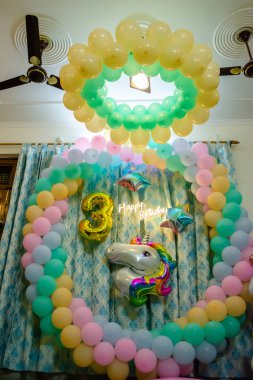 Parti dekorasyonu. Renkli balonlar doğum günü süslemeleri. Doğum günü süslemeleri. Bir sürü balon. Çocukların doğum günü. Doğum günü Balonlarla süslenmiş Bölüm Bölgesi.