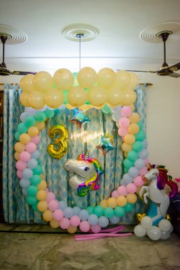 Parti dekorasyonu. Renkli balonlar doğum günü süslemeleri. Doğum günü süslemeleri. Bir sürü balon. Çocukların doğum günü. Doğum günü Balonlarla süslenmiş Bölüm Bölgesi.