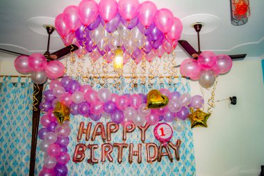 Parti dekorasyonu. Renkli balonlar doğum günü süslemeleri. Doğum günü süslemeleri. Bir sürü balon. Çocukların doğum günü. Doğum günü Balonlarla süslenmiş Bölüm Bölgesi.