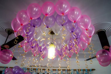 Parti dekorasyonu. Renkli balonlar doğum günü süslemeleri. Doğum günü süslemeleri. Bir sürü balon. Çocukların doğum günü. Doğum günü Balonlarla süslenmiş Bölüm Bölgesi.