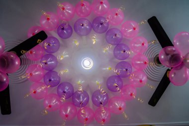 Parti dekorasyonu. Renkli balonlar doğum günü süslemeleri. Doğum günü süslemeleri. Bir sürü balon. Çocukların doğum günü. Doğum günü Balonlarla süslenmiş Bölüm Bölgesi.