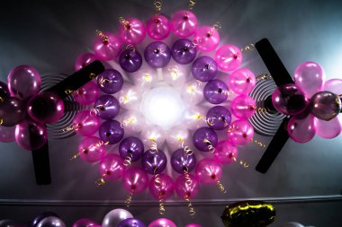 Parti dekorasyonu. Renkli balonlar doğum günü süslemeleri. Doğum günü süslemeleri. Bir sürü balon. Çocukların doğum günü. Doğum günü Balonlarla süslenmiş Bölüm Bölgesi.