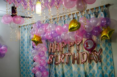 Parti dekorasyonu. Renkli balonlar doğum günü süslemeleri. Doğum günü süslemeleri. Bir sürü balon. Çocukların doğum günü. Doğum günü Balonlarla süslenmiş Bölüm Bölgesi.