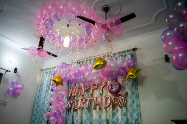 Parti dekorasyonu. Renkli balonlar doğum günü süslemeleri. Doğum günü süslemeleri. Bir sürü balon. Çocukların doğum günü. Doğum günü Balonlarla süslenmiş Bölüm Bölgesi.